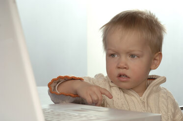 Junge (2-3) schaut auf Laptop-Bildschirm - CRF00848