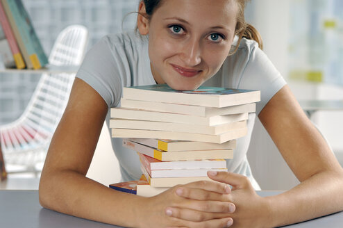Junge Frau hält Stapel von Büchern - ASF01841