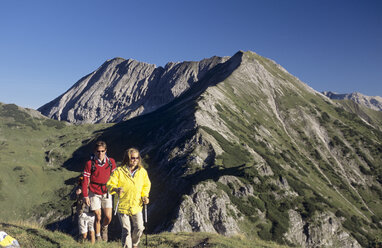 Österreich, Salzburger Land, drei Personen beim Wandern in den Alpen - HHF00246