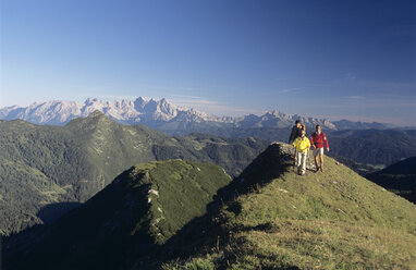 Österreich, Salzburger Land, drei Personen beim Wandern in den Alpen - HHF00245