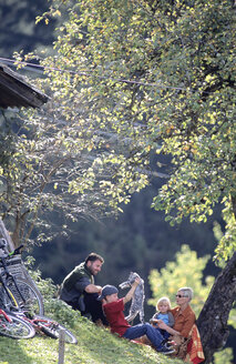 Österreich, Familie beim Picknick in den Bergen - HHF00243