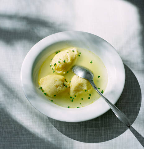 Suppe mit kleinen Grießknödeln, lizenzfreies Stockfoto