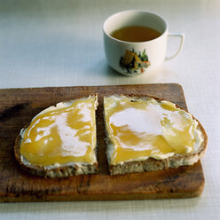 Brot mit Honig und Minztee - MNF00104