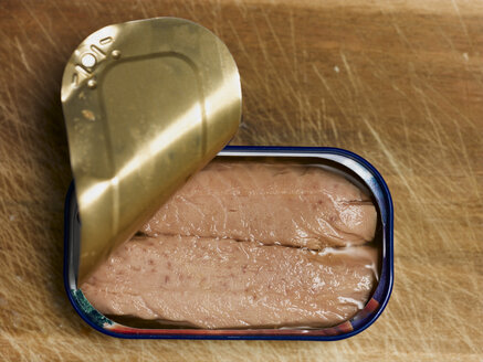 Can of tuna fish, close-up, elevated view - KMF00012