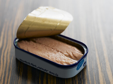 Can of tuna fish, close-up, elevated view - KMF00011