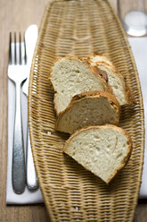 Slices of bread on tray at table, elevated view - HOEF00031