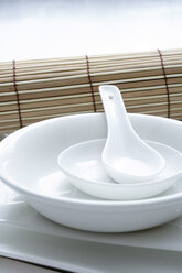 White porcelain dishes - HOEF00029