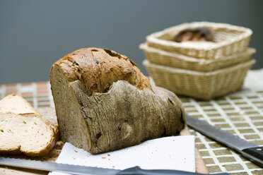 Brot und Messer auf dem Tisch - HOEF00027