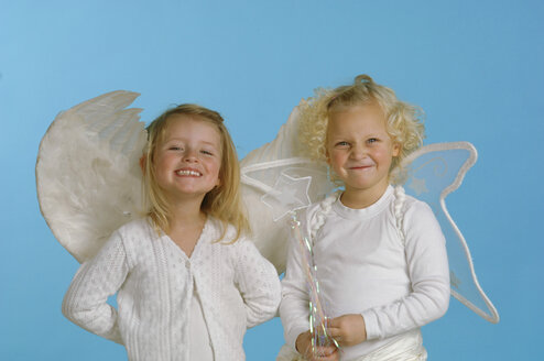Mädchen (3-4) als Engel verkleidet - CRF00860