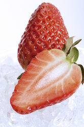 Erdbeeren auf gefrorenem Eis, Nahaufnahme - 03038CS-U