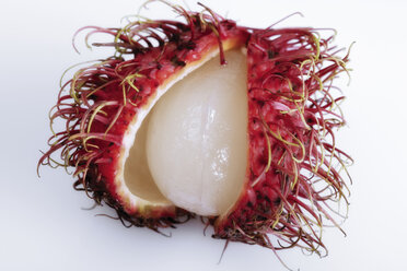 Geöffnete Rambutan-Frucht (Nephelium lappaceum) - 03023CS-U