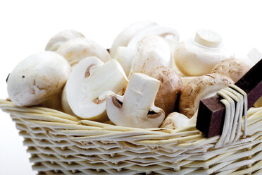 Mushrooms in basket, close-up - 03087CS-U