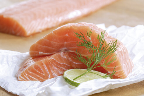 Raw salmon on foil with slice of lemon, close-up - 03050CS-U