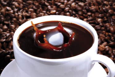 Zuckerwürfel, der in eine Tasse Kaffee fällt - 03122CS-U