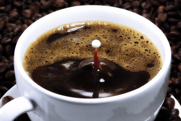 Tasse Kaffee mit einem Tropfen Milch - 03120CS-U