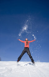 Frau springt im Schnee - WESTF00183