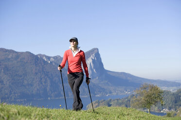 Frau trainiert Nordic Walking, Österreich, Alpen - WESTF00154