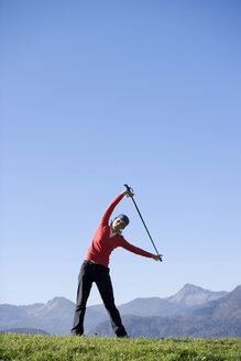 Frau trainiert Nordic Walking, Österreich, Alpen - WESTF00152