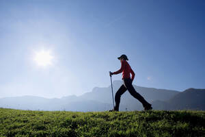 Frau trainiert Nordic Walking, Österreich, Alpen - WESTF00146