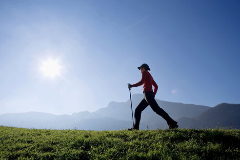 Frau trainiert Nordic Walking, Österreich, Alpen - WESTF00146