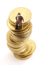 Figur, alter Mann, auf einem Haufen Münzen sitzend - 03135CS-U