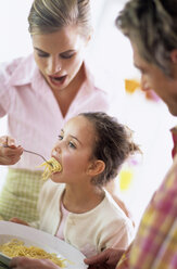 Mutter füttert Tochter (6-7) mit Spaghetti - WESTF00243