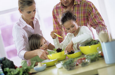 Family in kitchen preparing salad, children (4-7) - WESTF00187