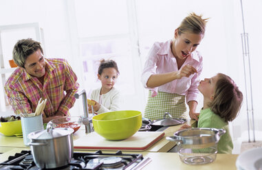 Eltern mit Kindern (4-7) in der Küche - WESTF00186