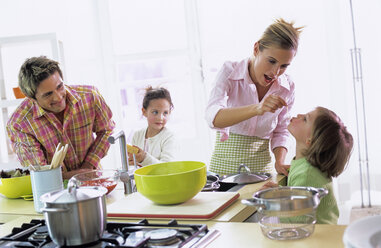 Parents with children (4-7) in kitchen - WESTF00186