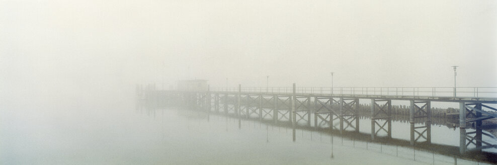 Germany, Lake Constance, Hagnau, foggy landing stage - SH00088