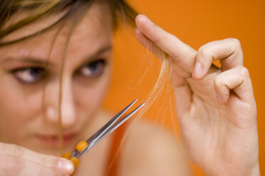 Young woman cutting hair, close-up - MFF00176