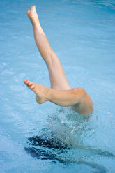 Frau taucht kopfüber in Schwimmbad - MF00209