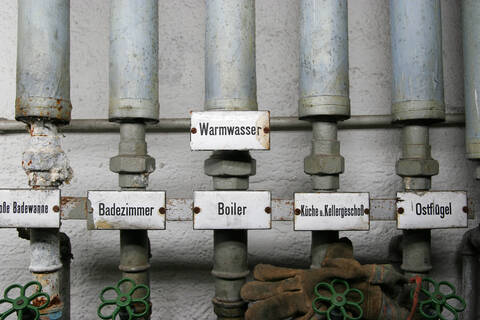 Rohre und Ventile an der Wand, Nahaufnahme, lizenzfreies Stockfoto