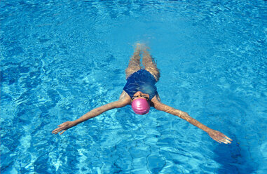 Frau schwimmt im Schwimmbad, Blick von oben - GWF00242
