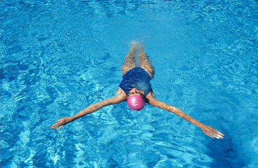 Frau schwimmt im Schwimmbad, Blick von oben - GWF00242