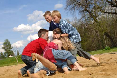 Kinder (6-9) spielen Kampf auf dem Spielplatz - CRF00877