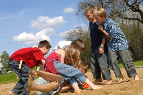Kinder (6-9) spielen Kampf auf dem Spielplatz - CRF00876