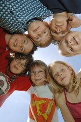 Kinder (6-9) im Gedränge, niedriger Blickwinkel, Hochformat - CRF00870