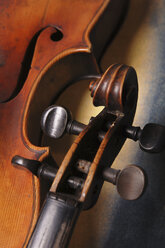 Detail of old violin, close-up - 00020LR-U