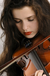 Junge Frau spielt Geige, Nahaufnahme - 00019LR-U