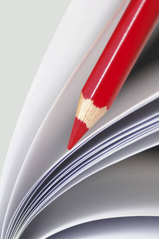Roter Buntstift mit Notizbuch, lizenzfreies Stockfoto