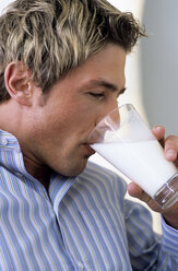 Junger Mann trinkt ein Glas Milch - WESTF00296