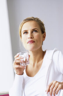 Frau hält ein Glas Wasser, Nahaufnahme - WESTF00283