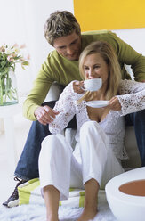 Junges Paar, Frau trinkt Tee - WESTF00272