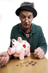 Alter Mann mit Sparschwein, Geld zählend - 03176CS-U