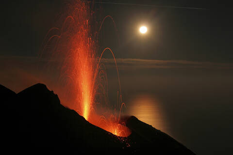 Italien, Vulkan Stromboli, Ausbrüche und Vollmond, lizenzfreies Stockfoto