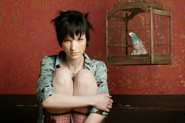 Junge Frau mit Papagei im Käfig, Porträt, Retro-Stil - BM00260