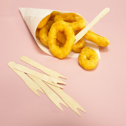 Fried calamari-rings in paper bag, close-up - WESTF00427