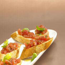 Weißbrot mit Tomaten und Basilikum, Bruschetta - WESTF00388