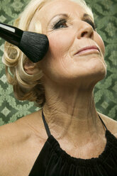 Ältere Frau mit Make-up-Pinsel - WEST00354